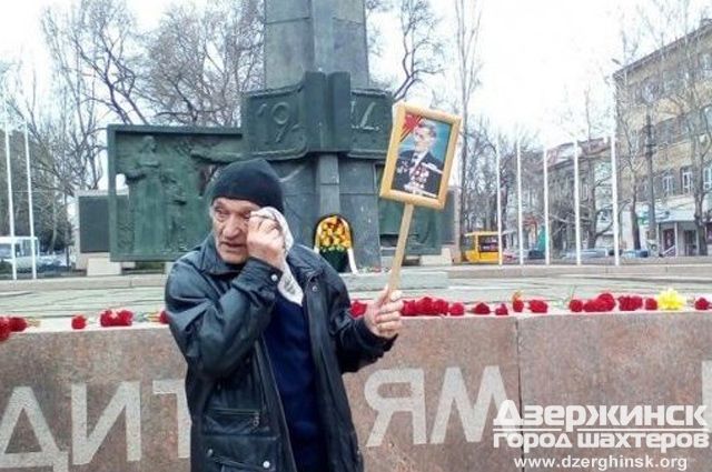 В Николаеве напали на возлагавших цветы в день особождения города от нацистов