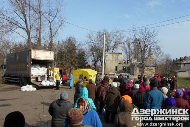Гуманитарный штаб Рината Ахметова помогает жителям Артемово