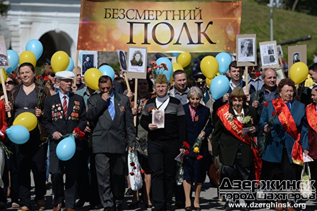 Скорое увядание красных маков: День Победы и война символов