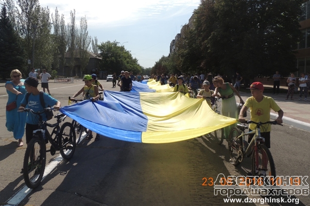 Бо хто за що, а ми за незалежність. Отож нам так і важко через те