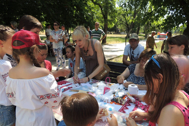 Накануне Дня Конституции Украины для детей в Торецке провели увлекательные праздничные мероприятия