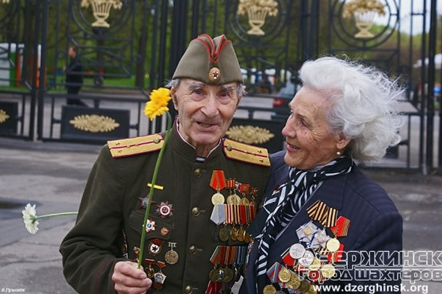 Продолжаются выплаты к Дню победы ветеранам ВОВ, проживающим на территории Донецкой области