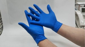 Одноразовые перчатки нитриловые для защиты рук